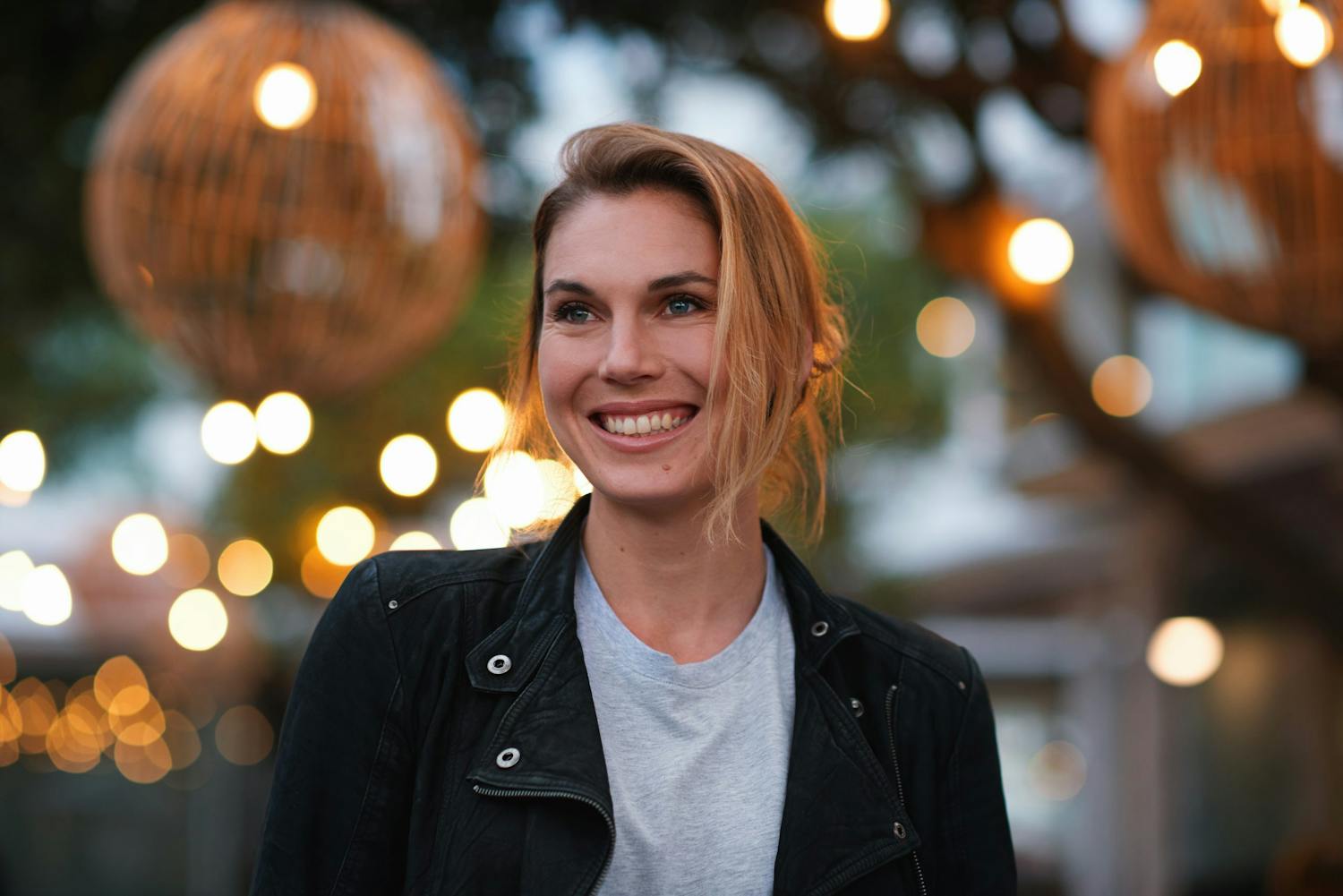 shutterstock 1594494850 buRP5enL7p Suurella aukolla otettu muotokuva naisesta.